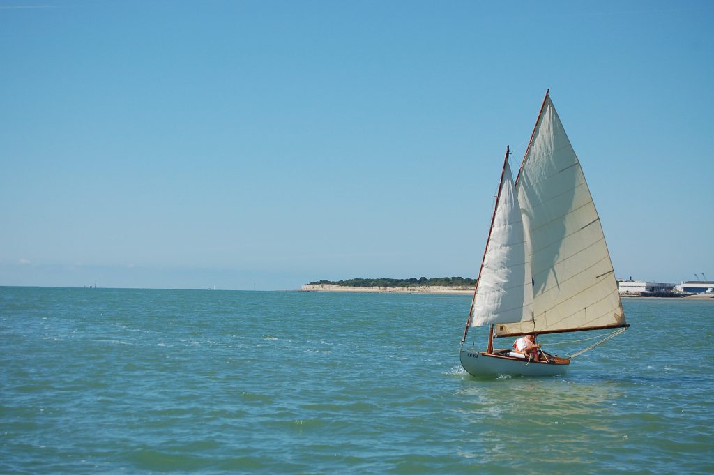Dériveur de type Plongeon naviguant lors du Trophée du Musée maritime de La Rochelle, 2018.