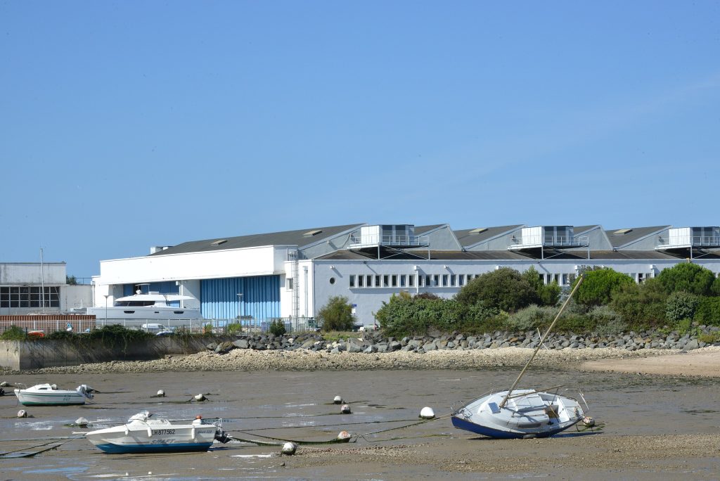 Site de l'ancienne usine de construction nautique aéronavale de Léon Douzille à Chef-de-Baie. Le site a été repris par Fountaine-Pajot.
