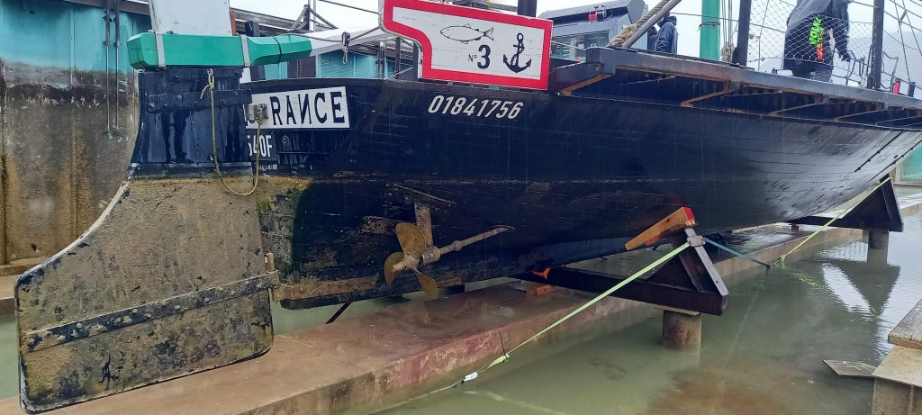 La barque Espérance III en cale sèche à Sevrier avant les travaux