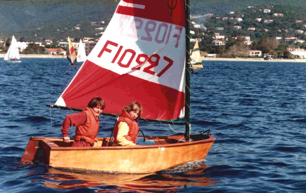 Optimiste "Chantal" sur l'eau, sous voile