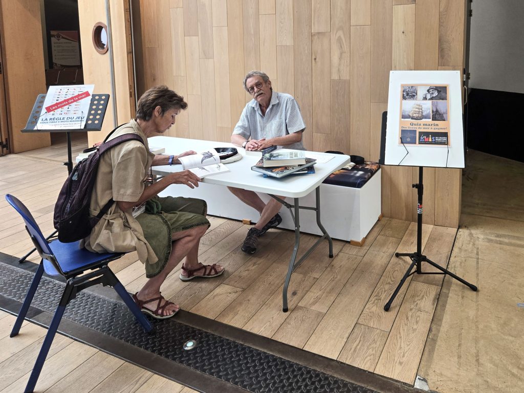 Serge Garnaud de l’Atelier Bibliothèque anime le quizz avec une adhérente