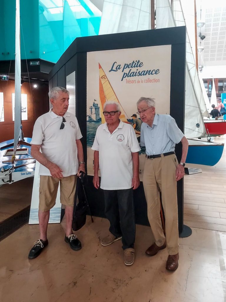 Alain Barres et Jean Girouy entourent Jean Rolland